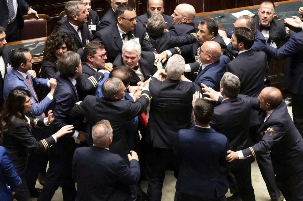 Se pelean a golpes Diputados