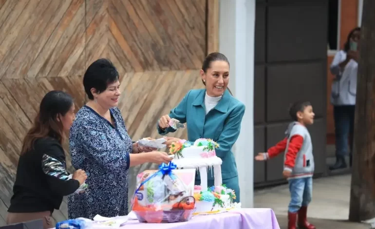 Reciben a Sheinbaum en casa de transición con pastel y ‘Las Mañanitas’