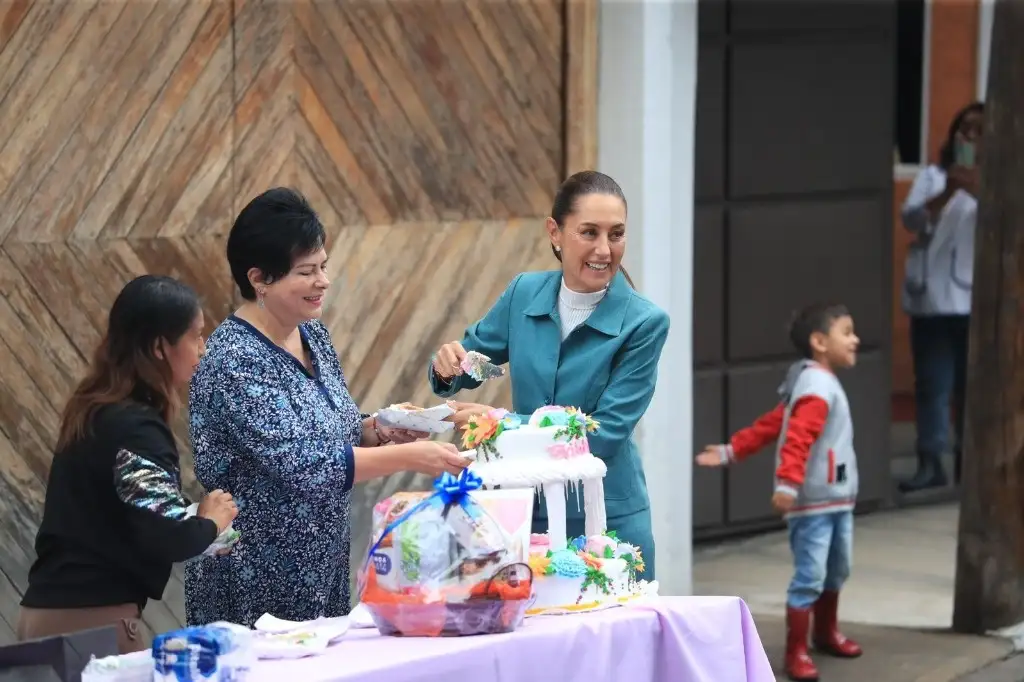 Reciben a Sheinbaum en casa de transición con pastel y ‘Las Mañanitas’