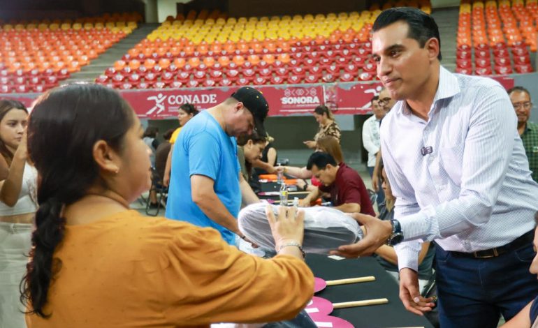 Inicia en Hermosillo entrega de uniformes y zapatos escolares gratuitos