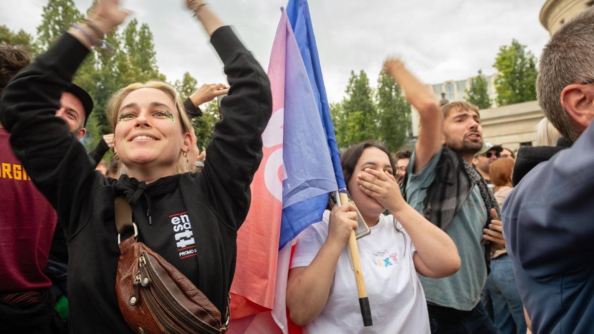 Izquierda frena a extrema derecha en comicios legislativos de Francia