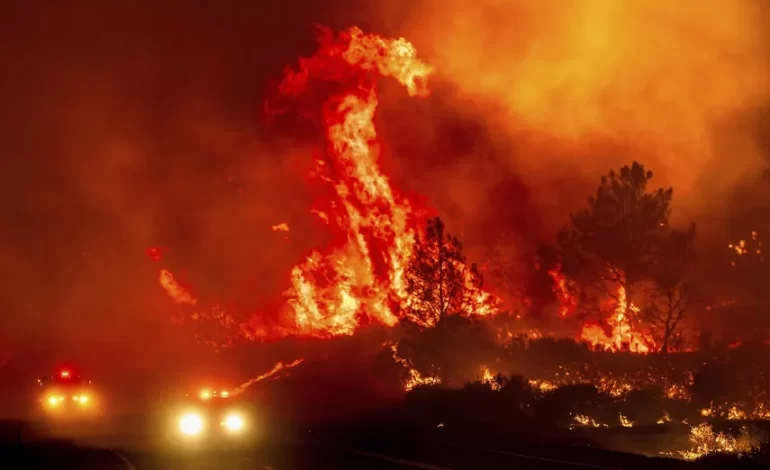 Crece incendio en California mientras el fuego arrasa parte del oeste de EEUU