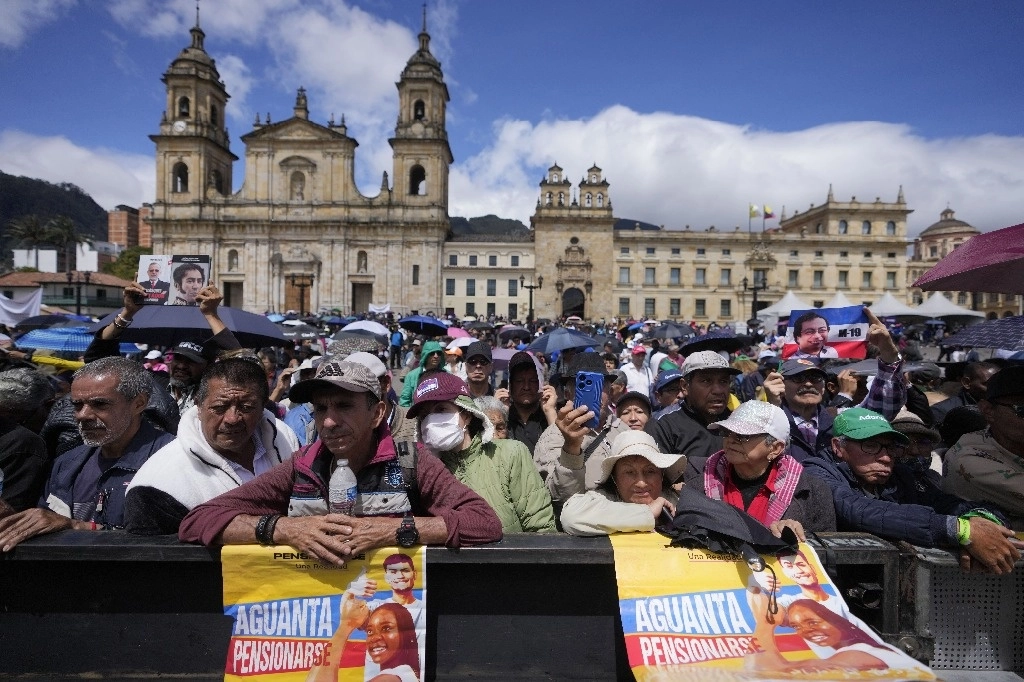 Petro convierte en ley la reforma al sistema de pensiones