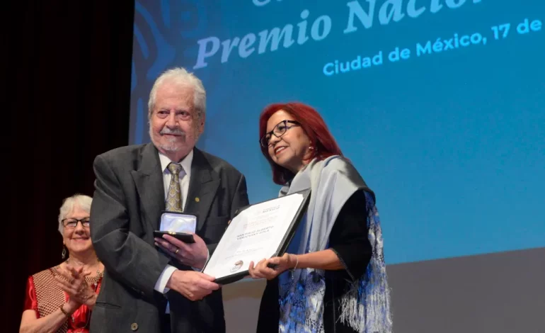 Entrega secretaria Leticia Ramírez Amaya Premio Nacional de Ciencias 2020 a 2023