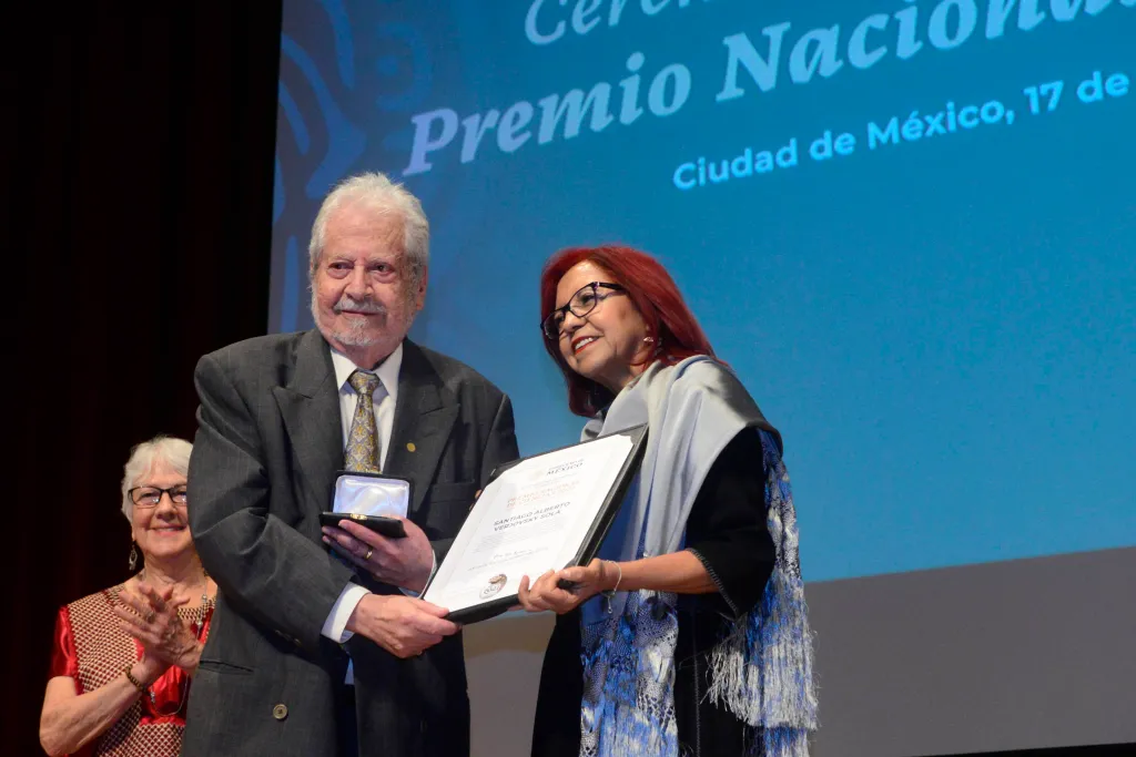 Entrega secretaria Leticia Ramírez Amaya Premio Nacional de Ciencias 2020 a 2023