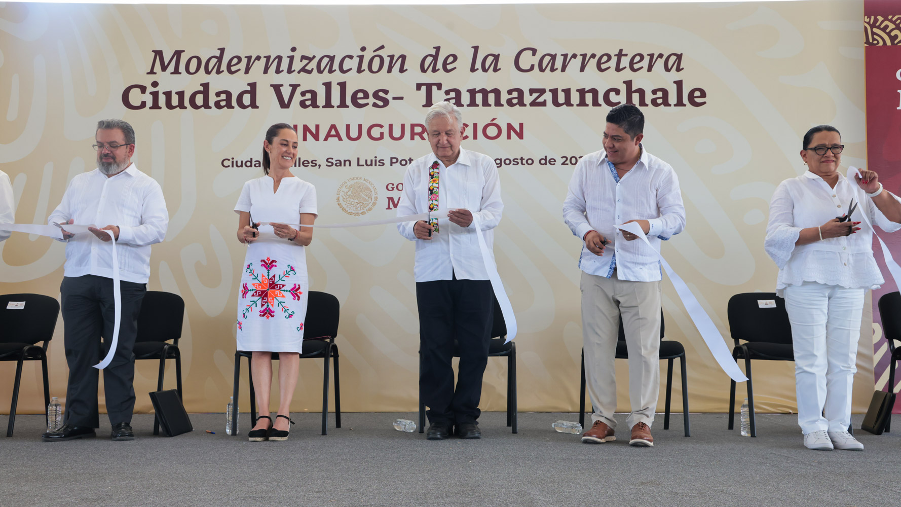 Presidente inaugura carretera Ciudad Valles-Tamazunchale; en la 4T, obras son de libre tránsito, afirma