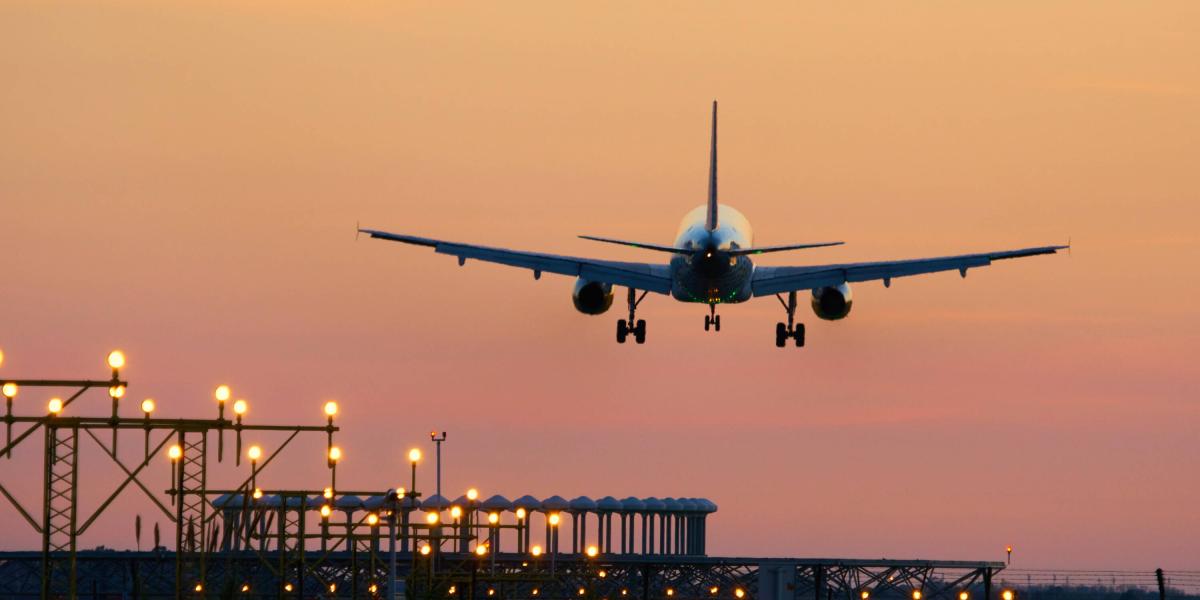 Suspenden 36 vuelos en aeropuerto tras desaparecer unas tijeras de una tienda