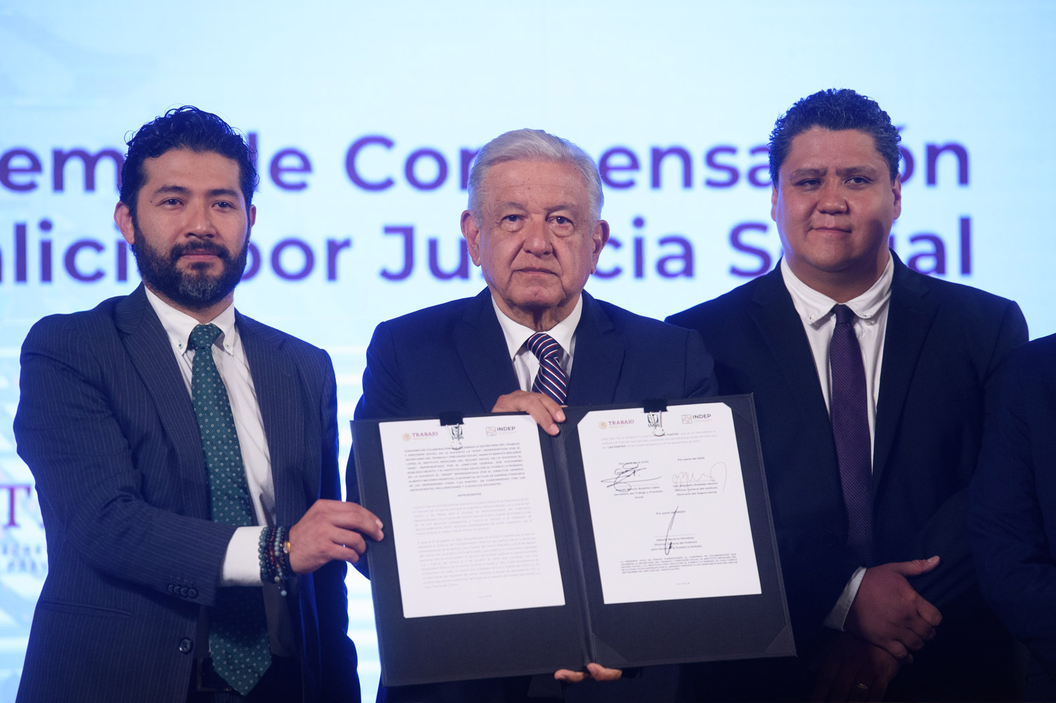 Autoridades de la 4T firman convenio para sumar a mil 350 extrabajadores de Luz y Fuerza al Sistema de Compensación Vitalicia