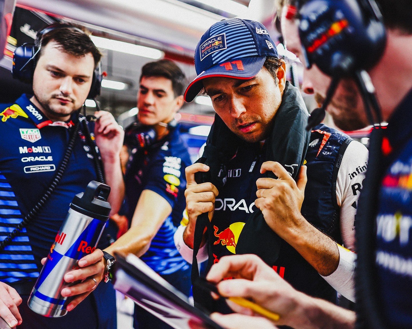 Checo Pérez enfrenta duras condiciones en el Gran Premio de Singapur