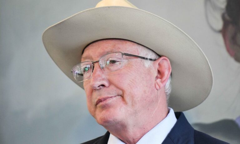 Ken Salazar a AMLO: EU no es culpable de violencia en Sinaloa