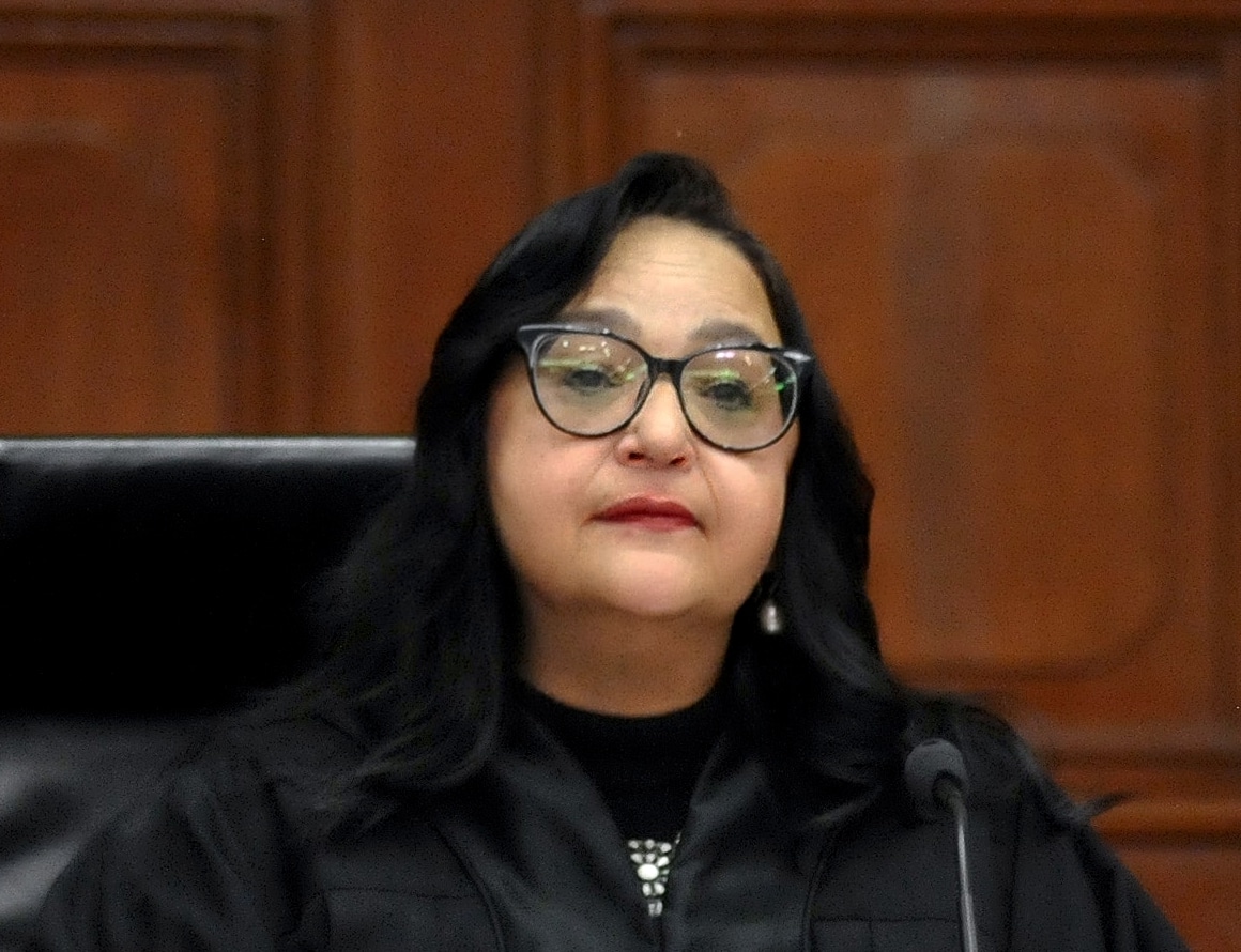 Llora la ministra Piña en mensaje a abogados