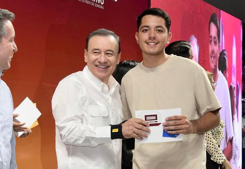 Gobernador Durazo entrega 3,500 becas y acceso a internet gratuito para estudiantes en Hermosillo