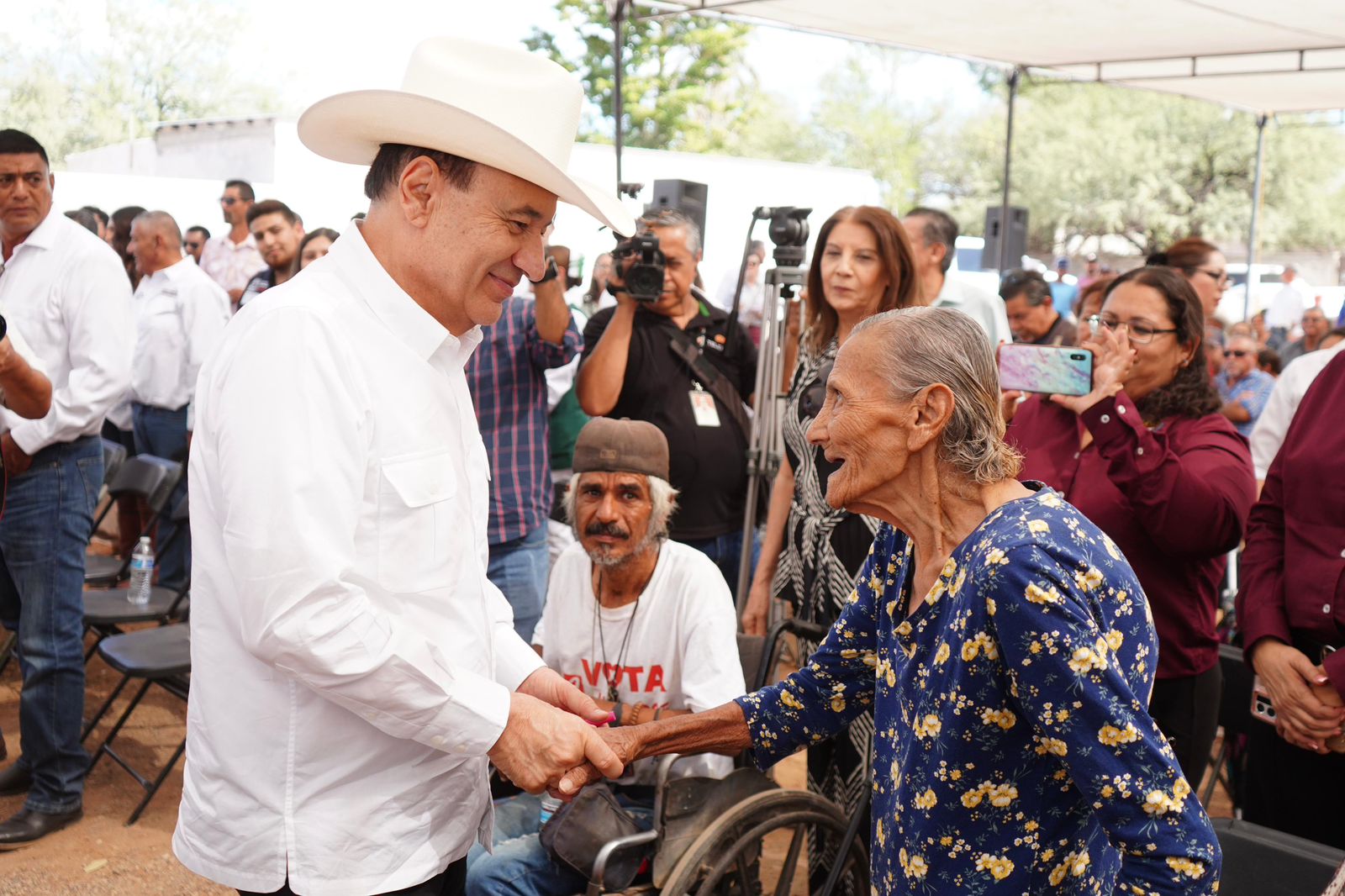 Fortalece Gobernador Durazo educación y salud en comunidades de la sierra con entrega de becas y jornada de vacunación