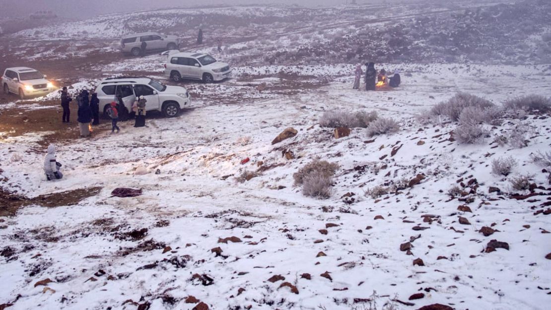 Granizo cubre de blanco el desierto de Arabia Saudita, ¿por qué ocurrió?