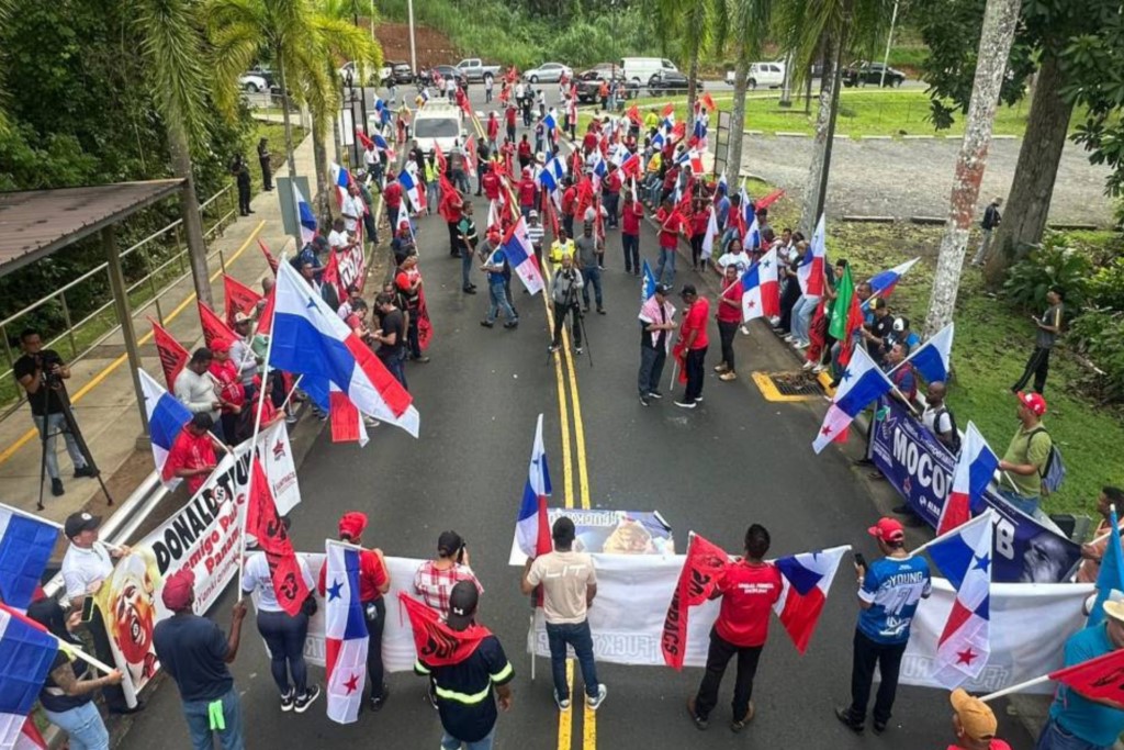 Protestan contra Trump en embajada de EE.UU. en Panamá