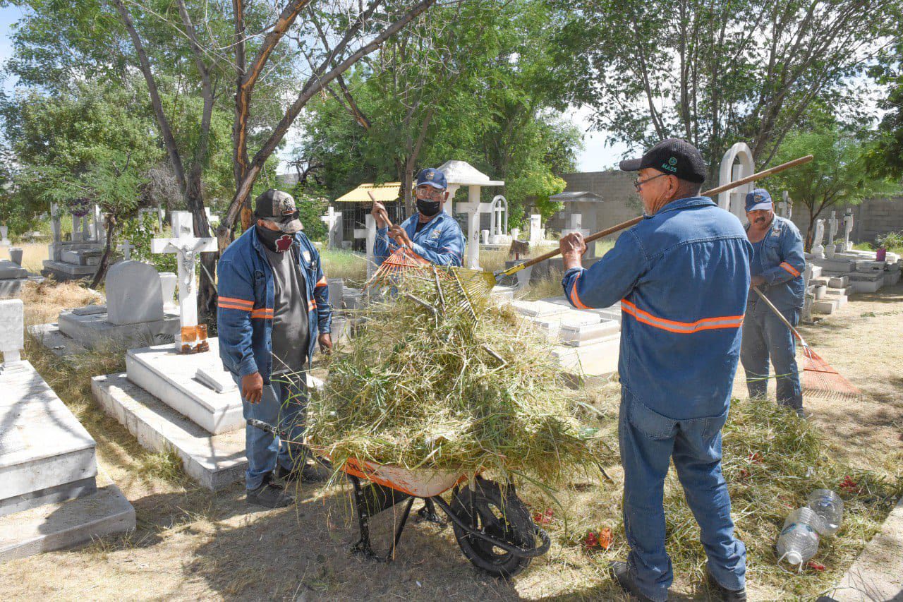 Trabaja Gobierno municipal en limpieza de panteones para recibir a visitantes el Día de las Madres