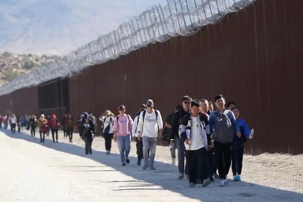 Trump niega seguridad social a migrantes y los registra como difuntos