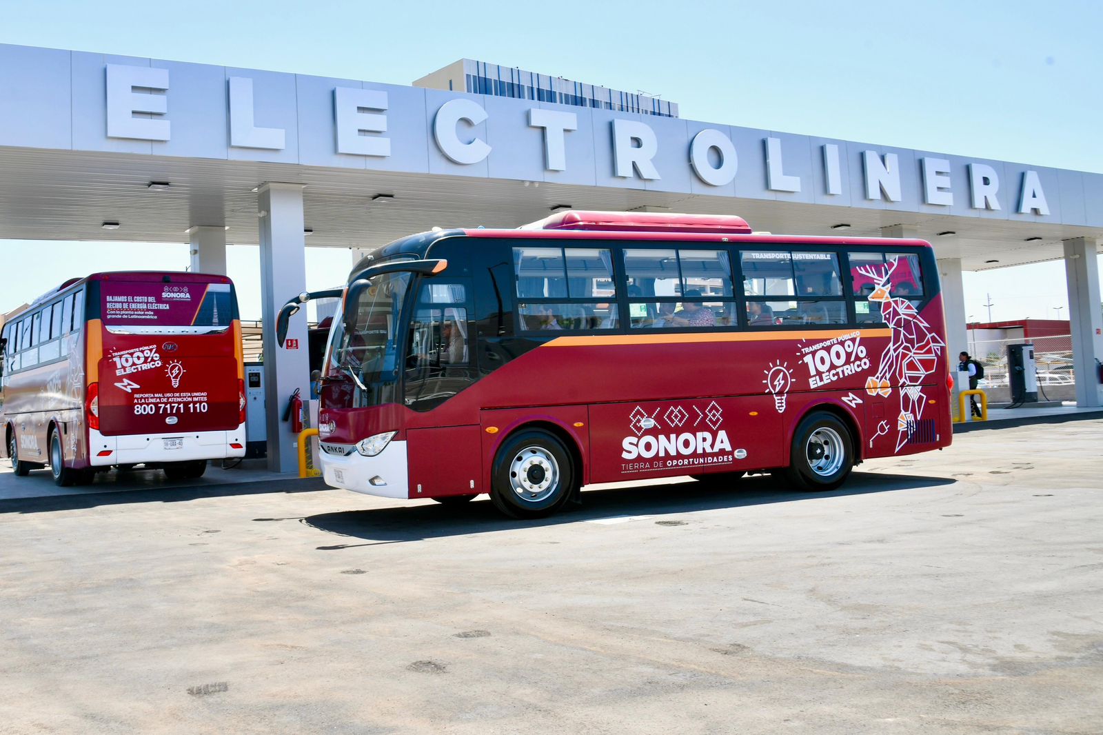 Durazo hace historia al inaugurar primera electrolinera pública