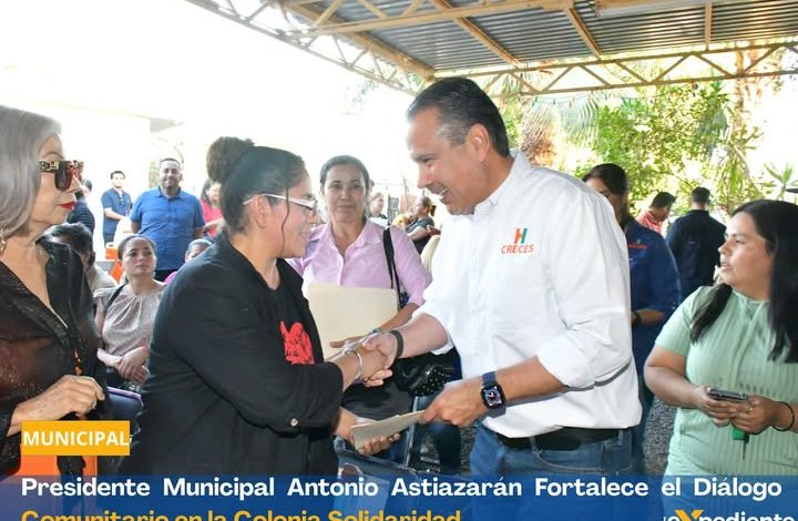 Toño Astiazarán con vecinos de la Solidaridad