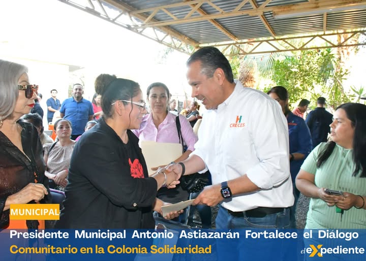 Toño Astiazarán con vecinos de la Solidaridad