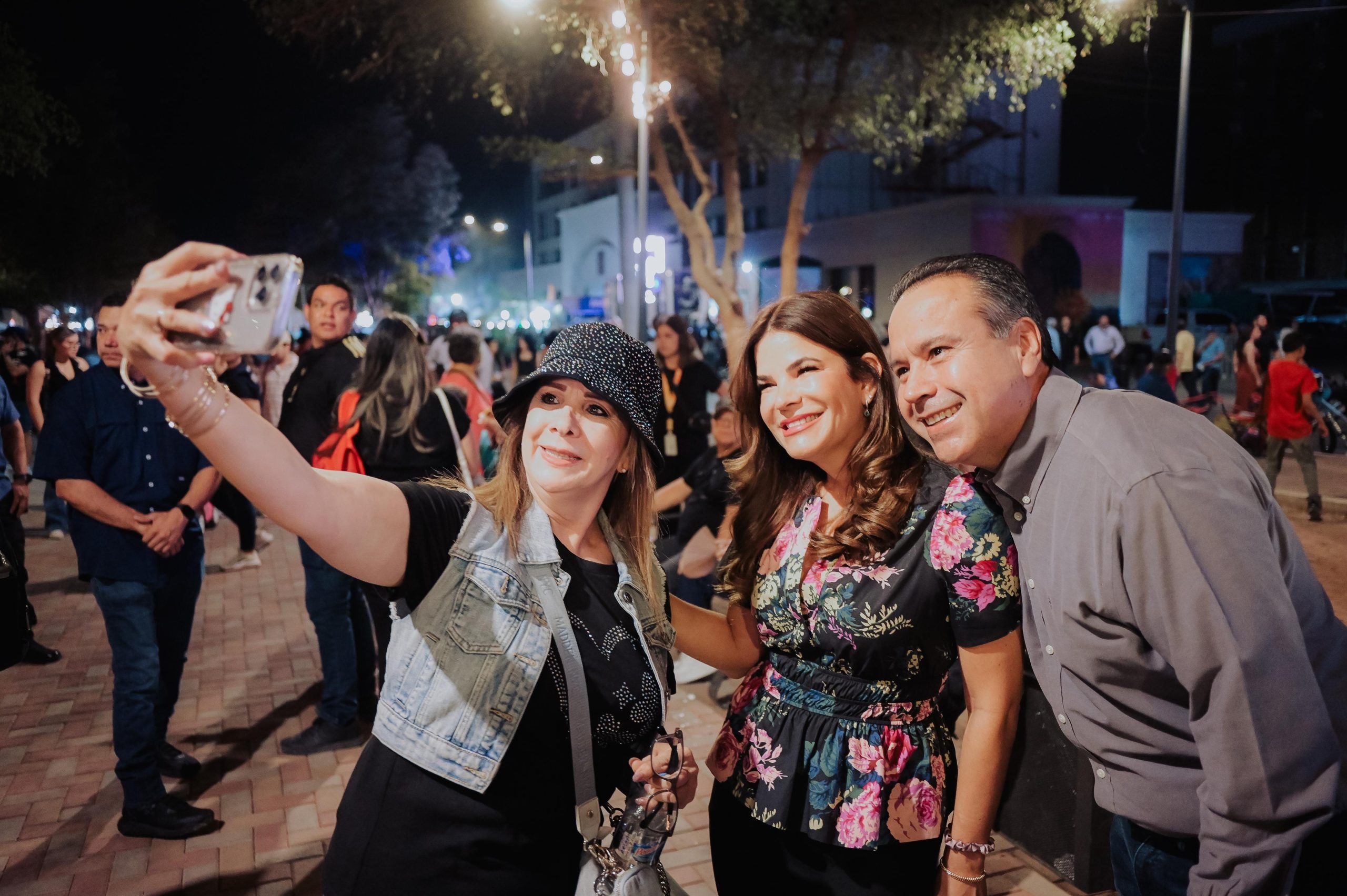 Conviven Toño Astiazarán y Patty Ruibal con familias en Fiestas del Pitic