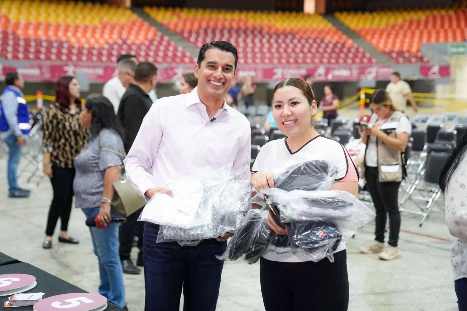 Cumple Gobernador Durazo con entrega ágil y eficiente de uniformes escolares gratuitos
