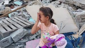 Espectáculos de lujo… y, niños en casas bombardeadas