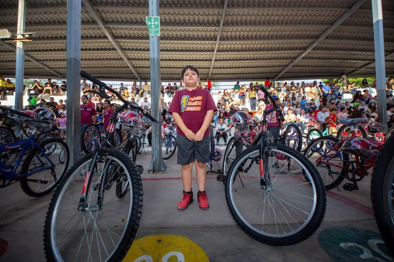 Cumple Durazo compromiso con la niñez: entrega 800 bicicletas y kits de seguridad en campamentos juveniles