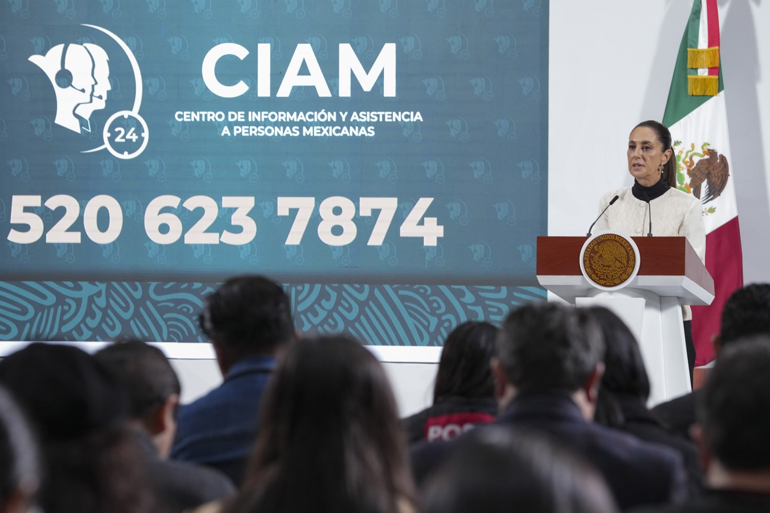Claudia Sheinbaum condena redadas contra mexicanos en EU y anuncia refuerzo a consulados