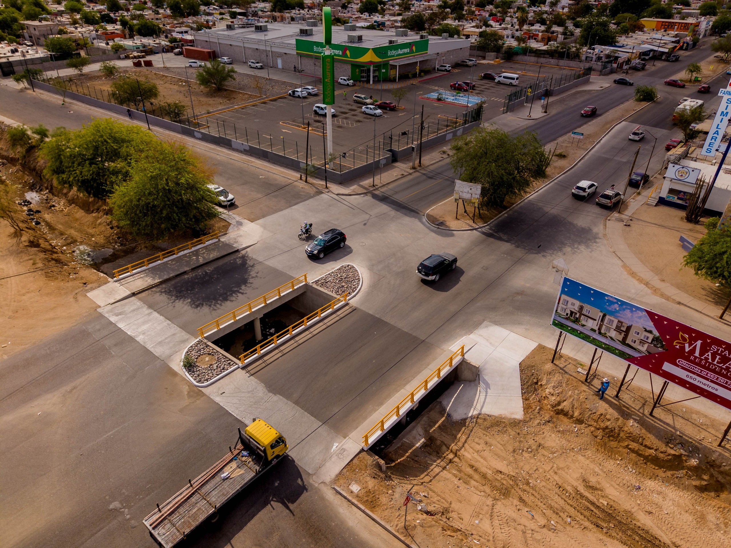 Cumple Toño Astiazarán con pavimentación de concreto y puente peatonal y vehicular