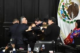 ‘Alito’ Moreno agrede a golpes a Fernández Noroña en el Senado