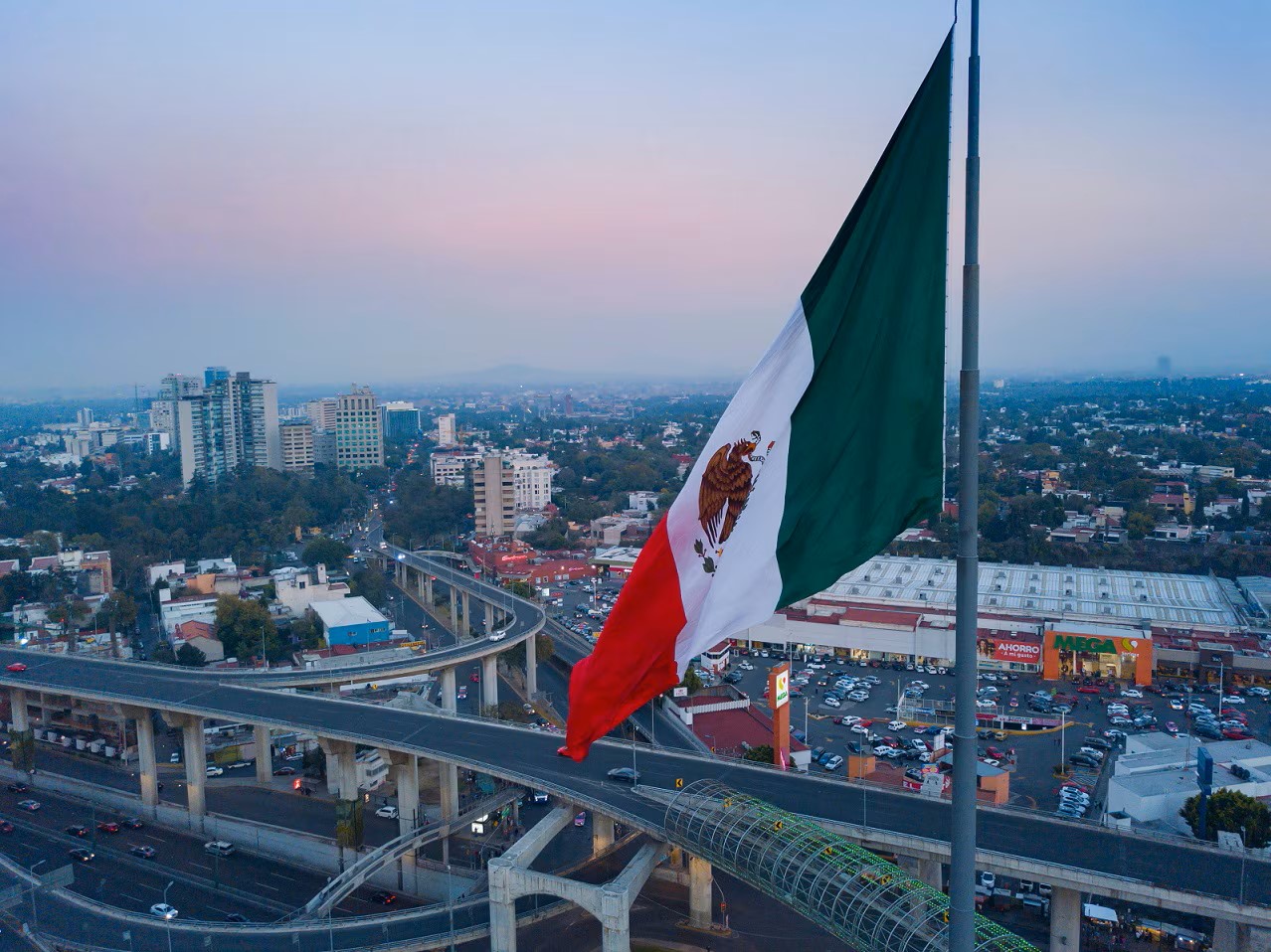 Banxico mejora expectativa de crecimiento para 2025