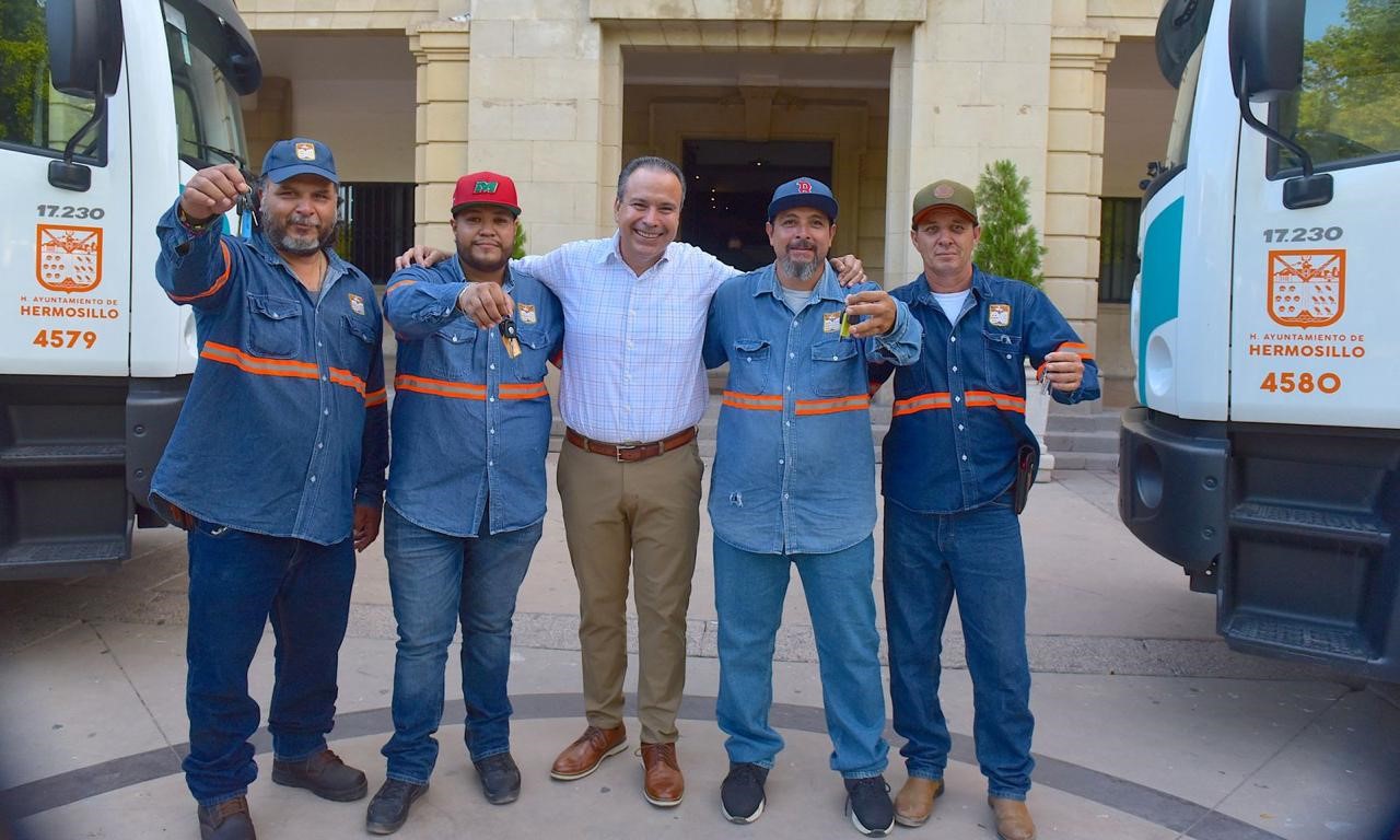 Entrega Toño Astiazarán cuatro pipas nuevas para servicio a la zona rural