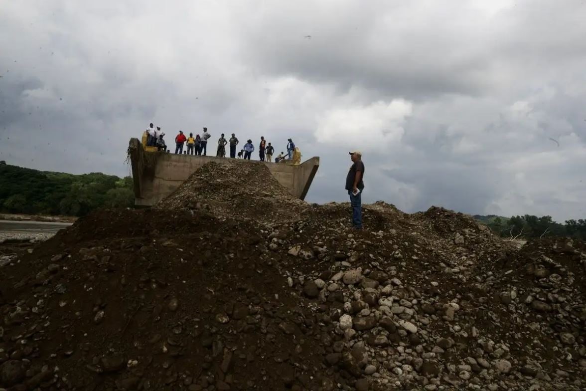 Incomunicadas 160 comunidades en el país; 70 muertos…