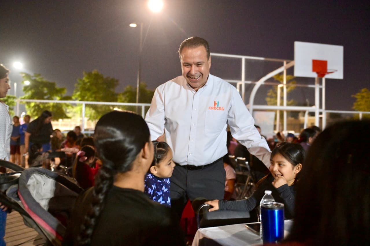 Comparte Toño Astiazarán espíritu navideño con familias en Posada CRECES