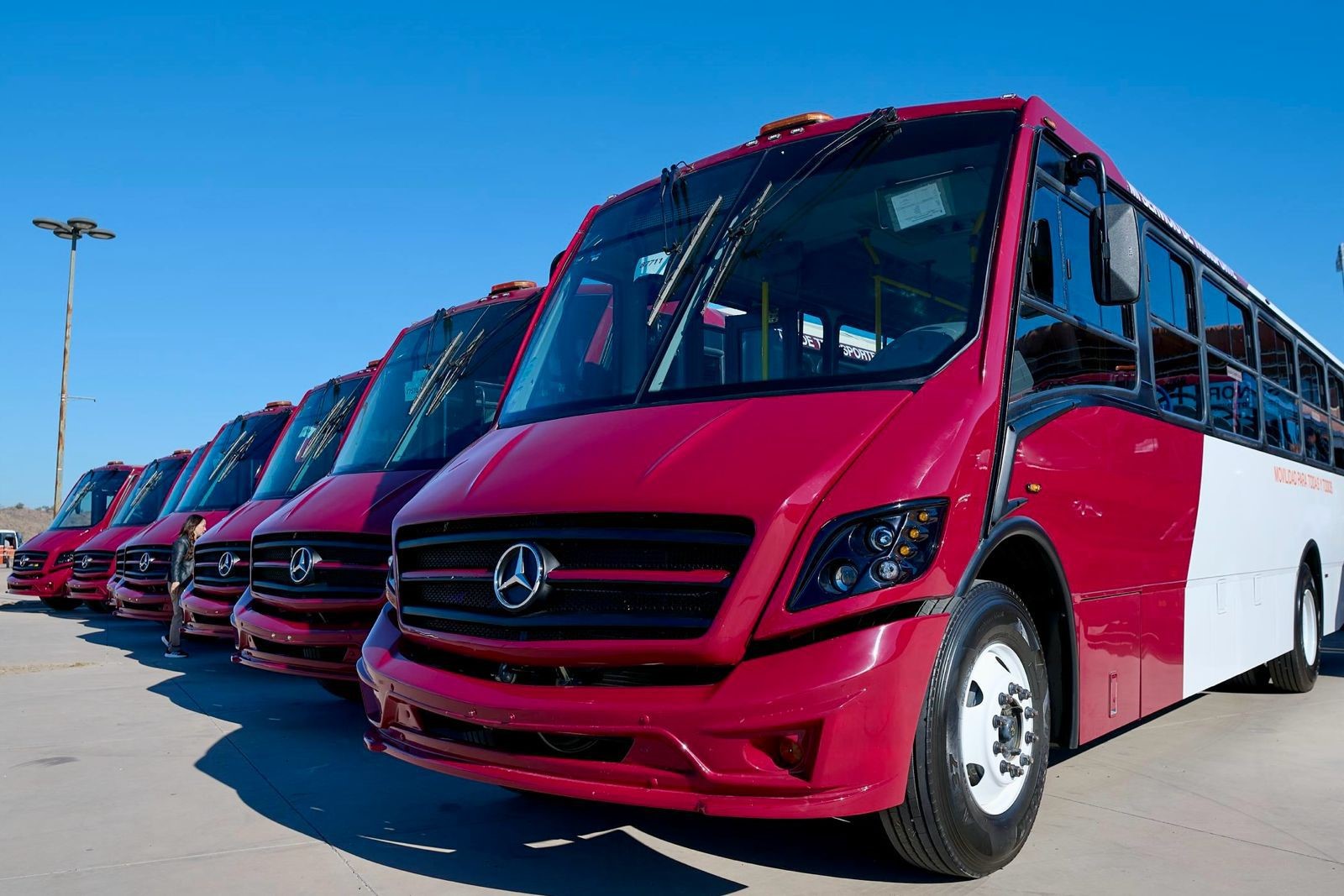 Entregó gobernador 49 unidades para transporte público