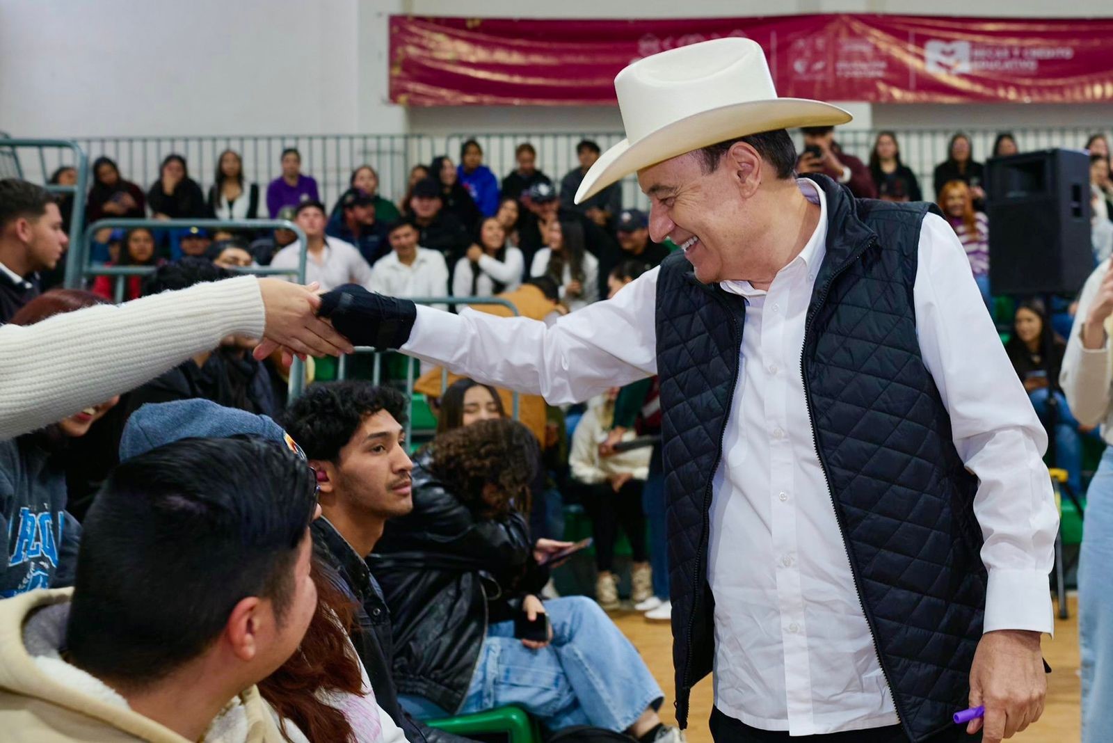 Con becas, educación y salud, Gobernador mejora calidad de vida en la Sierra Alta