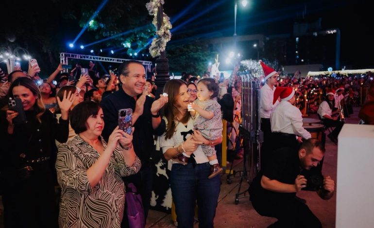 Viven familias de Hermosillo espectacular encendido de árbol navideño