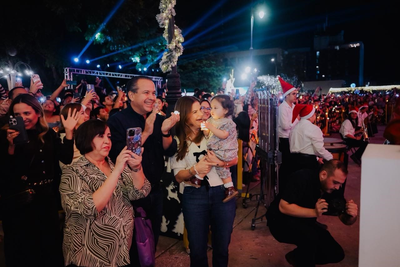 Viven familias de Hermosillo espectacular encendido de árbol navideño