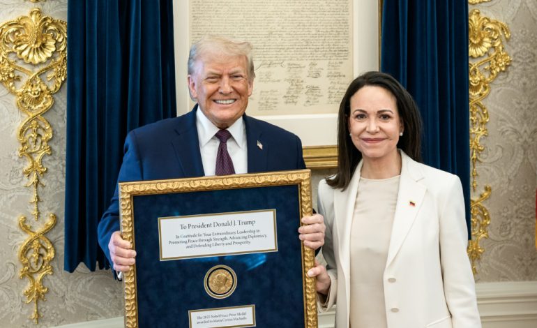 Noruegos critican que Corina entregara el Nobel a Trump. “Es patético”, dicen