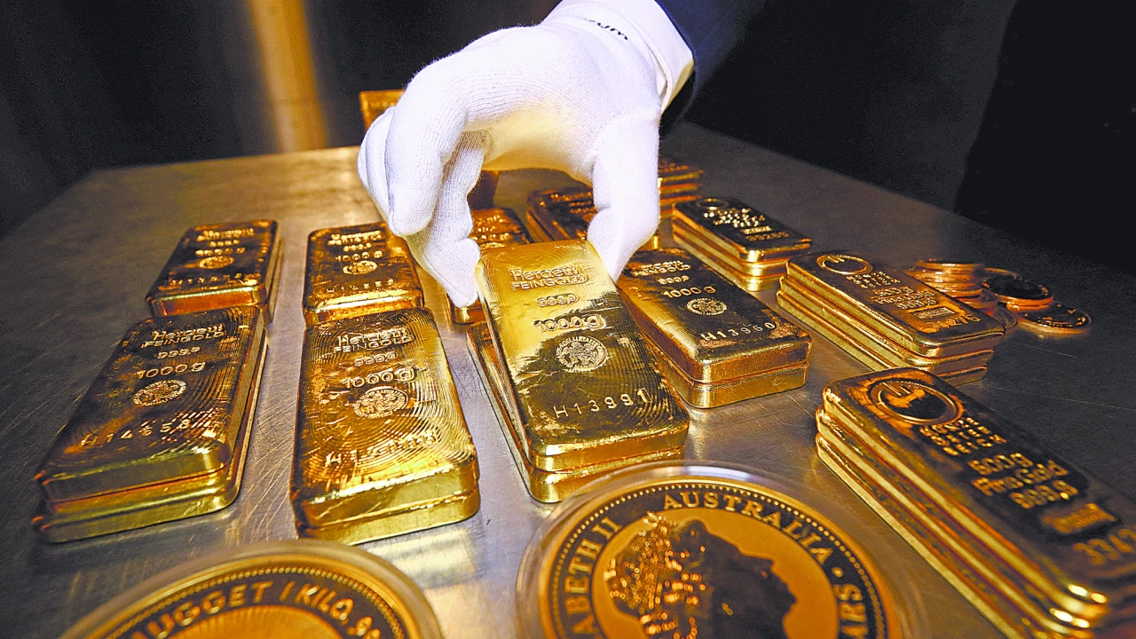 El oro se mantiene sobre los 5,000 dólares gracias a debilidad del dólar