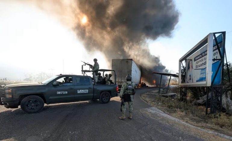 Tras muerte de “El Mencho”, bloqueos y quema de vehículos en al menos 8 estados