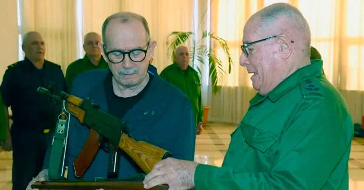 Entregan a Silvio Rodríguez fusil de combate en Cuba ante el embate de EU
