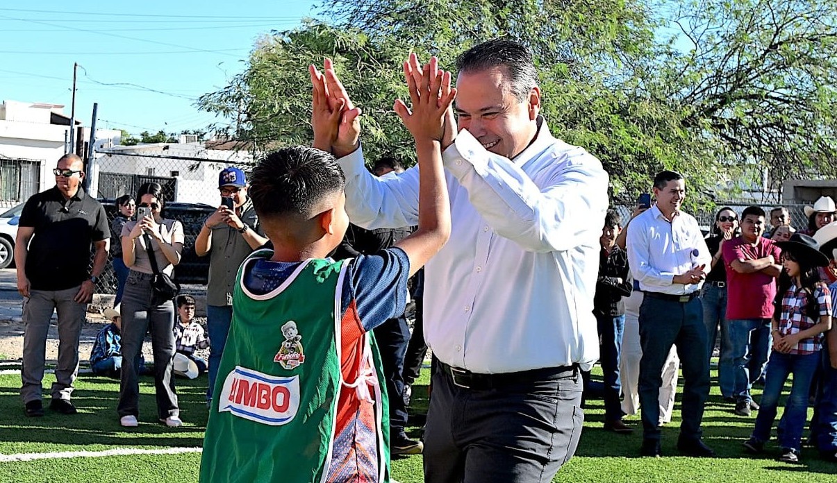 Hace equipo Toño Astiazarán con comunidad escolar para construir cancha de futbol