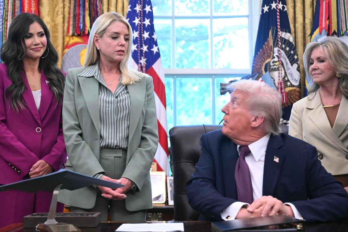 Trump remueve a Pam Bondi de la fiscalía general de EU