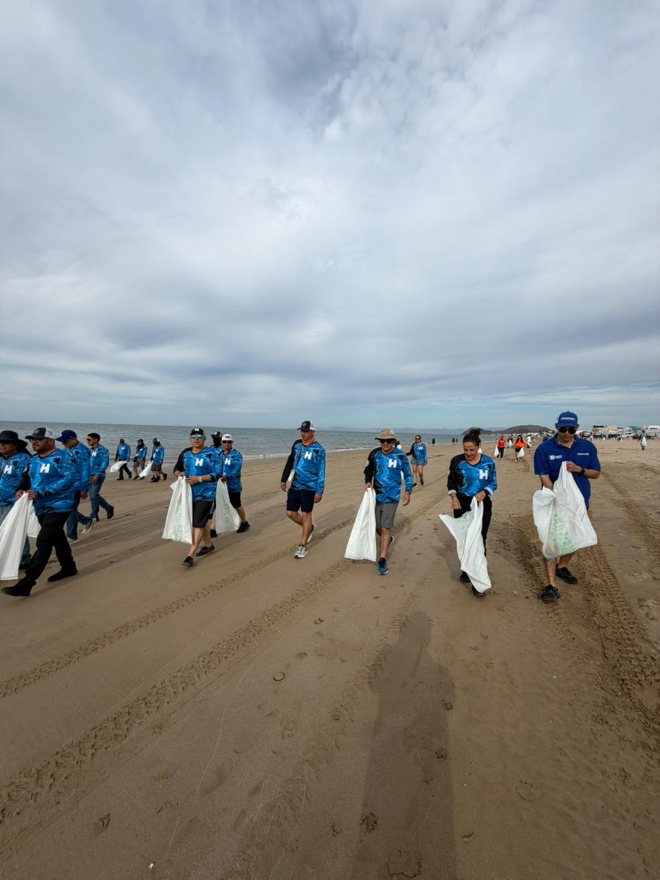 Realiza Gobierno de Hermosillo y sociedad civil limpieza de playa en Bahía de Kino