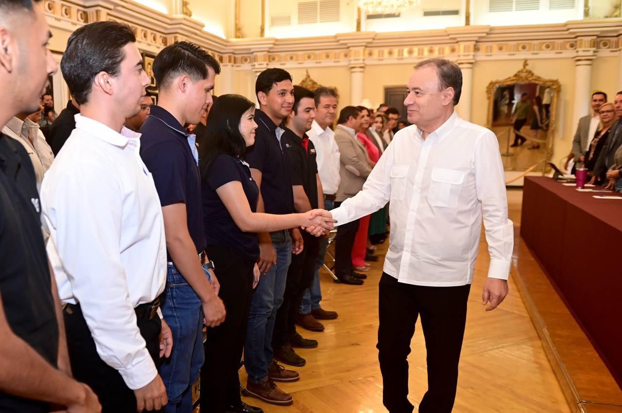 Gobernador profesionaliza a 350 mil sonorenses en inteligencia artificial con Microsoft