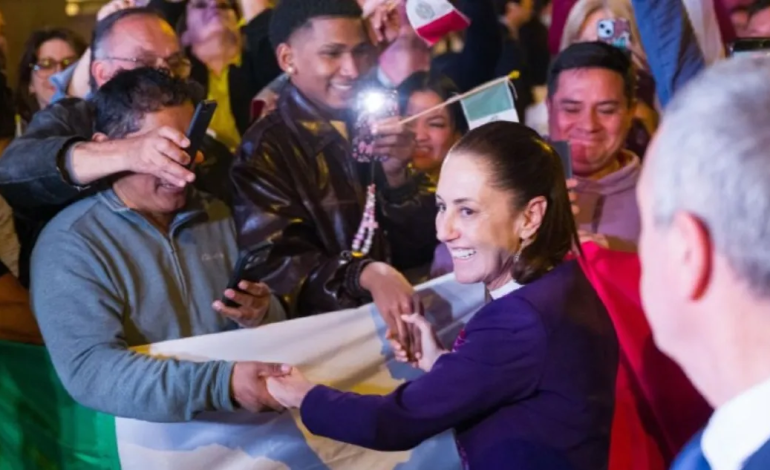 Sheinbaum llega a España entre abrazos, selfies y gritos de “¡Presidenta, Presidenta!