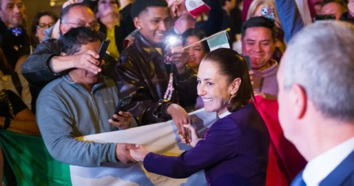 Sheinbaum llega a España entre abrazos, selfies y gritos de “¡Presidenta, Presidenta!