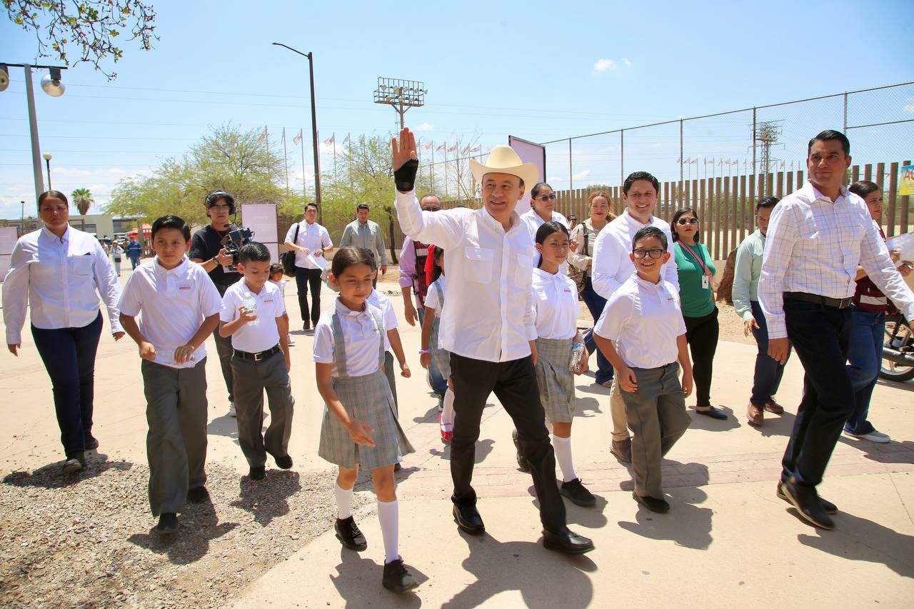 Inicia Gobernador Durazo distribución de uniformes escolares gratuitos Sonora